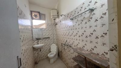 Bathroom Image of 700 Sq.ft 1 BHK Builder Floor for rent in Sector 57 Gurgaon for Rs. 25000