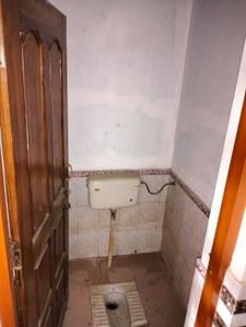 Bathroom Image of 600 Sq.ft 2 BHK Builder Floor for rent in Rajajipuram Lucknow for Rs. 9500