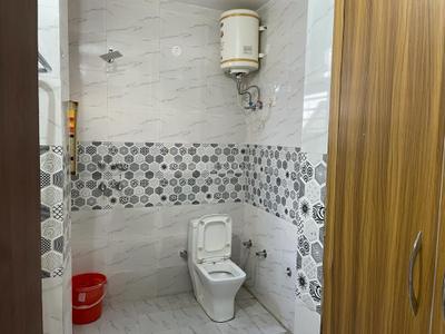 Bathroom Image of 2852 Sq.ft 2 BHK Builder Floor for rent in Sector 46 Gurgaon for Rs. 38000