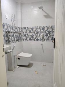 Common Bathroom Image of 1000 Sq.ft 2 BHK Apartment / Flat for sale in Neb Sarai New Delhi for Rs. 5000000