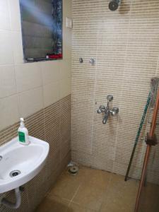 Common Bathroom Image of 405 Sq.ft 1 BHK Apartment / Flat for rent in Worli Mumbai for Rs. 36000