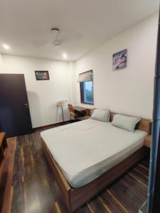 Bedroom Image of 1500 Sq.ft 1 BHK Builder Floor for rent in HUDA Plot Sector 42, Sushant Lok Phase 1 Gurgaon for Rs. 50000