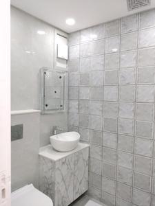 Common Bathroom Image of 1900 Sq.ft 3 BHK Apartment / Flat for sale in Sector 6 Dwarka New Delhi for Rs. 28700000