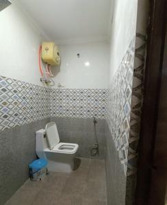 Bathroom Image of 1500 Sq.ft 2 BHK Builder Floor for rent in Ashok Vihar Phase 3 Extension Gurgaon for Rs. 37000