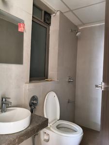 Common Bathroom Image of 450 Sq.ft 1 BHK Apartment / Flat for sale in Matunga East Mumbai for Rs. 21500000