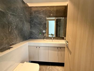 Bathroom Image of 2800 Sq.ft 4 BHK Apartment / Flat for sale in Rustomjee Crown, Prabhadevi Mumbai for Rs. 190000000