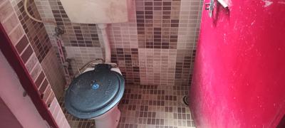 Bathroom Image of 700 Sq.ft 3 BHK Independent House for rent in Bangla Bazar Lucknow for Rs. 8500