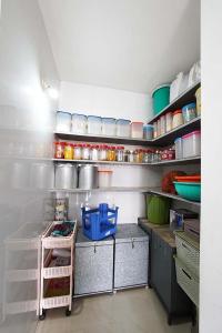 Kitchen Image of 1845 Sq.ft 3 BHK Apartment / Flat for sale in Savvy Swaraaj Pragati PH 2 2A, Gota Ahmedabad for Rs. 8500000