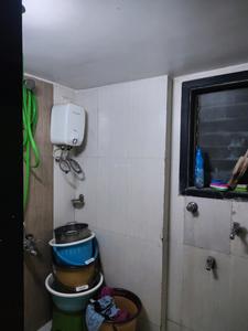 Common Bathroom Image of 530 Sq.ft 1 BHK Apartment / Flat for rent in Kasarvadavali Thane for Rs. 18000