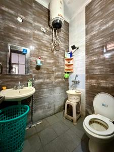 Bathroom Image of 850 Sq.ft 2 BHK Apartment / Flat for sale in Kishanpura Zirakpur for Rs. 4500000