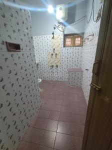 Bathroom Image of 1000 Sq.ft 2 BHK Builder Floor for rent in Indira Nagar Bengaluru for Rs. 35000