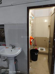 Bathroom Image of 700 Sq.ft 1 BHK Duplex for rent in Alambagh Lucknow for Rs. 12000