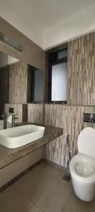 Bathroom Image of 1218 Sq.ft 3 BHK Apartment / Flat for sale in Shapoorji Pallonji Vicinia, Powai Mumbai for Rs. 34000000