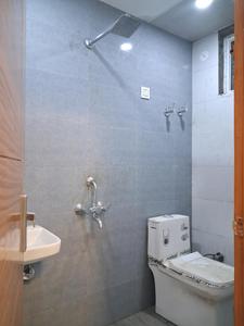 Common Bathroom Image of 1050 Sq.ft 2 BHK Apartment / Flat for sale in Aashi Riddhi Residency, Sector 104 Noida for Rs. 4550000