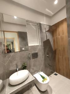 Bathroom Image of 530 Sq.ft 1 BHK Apartment / Flat for sale in Marine View, Borivali West Mumbai for Rs. 10700000
