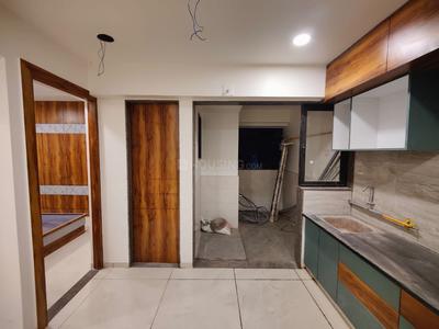 Kitchen Image of 1000 Sq.ft 2 BHK Apartment / Flat for rent in Sunbuildcon Suryansh Sanidhya Shivalaya, Sarkhej Ahmedabad for Rs. 25000