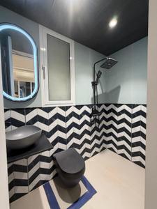 Bathroom Image of 650 Sq.ft 2 BHK Apartment / Flat for sale in Malad West Mumbai for Rs. 13500000