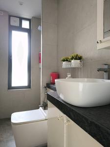 Common Bathroom Image of 1680 Sq.ft 4 BHK Apartment / Flat for sale in Rustomjee Seasons by Rustomjee Builders, Bandra East Mumbai for Rs. 82500000
