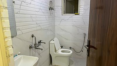 Bathroom Image of 1100 Sq.ft 3 BHK Builder Floor for rent in Mayur Vihar Phase 1 New Delhi for Rs. 35000