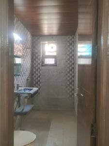 Common Bathroom Image of 810 Sq.ft 2 BHK Builder Floor for sale in Sector 49 Faridabad for Rs. 4450000