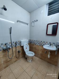 Bathroom Image of 950 Sq.ft 2 BHK Apartment / Flat for rent in Vijaya Mahaveer Palace Apartment, First Agraharam Salem for Rs. 20000
