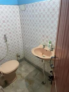 Bathroom Image of 950 Sq.ft 2 BHK Apartment / Flat for rent in Shalimar Garden Ghaziabad for Rs. 12000