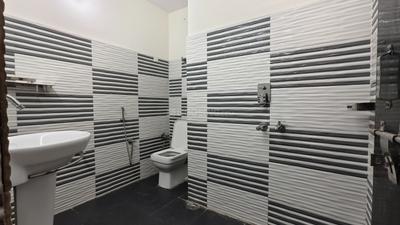 Bathroom Image of 592 Sq.ft 1 BHK Apartment / Flat for rent in DDA Flat Janakpuri, Janakpuri New Delhi for Rs. 20000