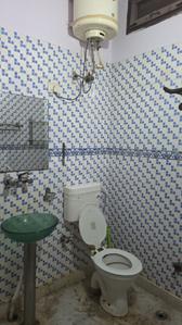 Bathroom Image of 600 Sq.ft 1 BHK Builder Floor for rent in Arjun Nagar New Delhi for Rs. 26000