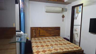 Bedroom Image of 1000 Sq.ft 3 BHK Builder Floor for rent in Vishnu Apartments, Safdarjung Enclave New Delhi for Rs. 60000