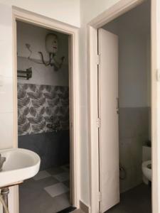 Common Bathroom Image of 630 Sq.ft 1 BHK Apartment / Flat for sale in Goel Ganga Atharva Ganga, Pashan Pune for Rs. 5500000