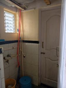 Bathroom Image of 300 Sq.ft 1 BHK Apartment / Flat for rent in Standard Mill, Prabhadevi Mumbai for Rs. 38000