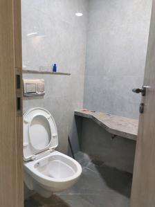 Common Bathroom Image of 850 Sq.ft 2 BHK Apartment / Flat for rent in Gateway, Santacruz West Mumbai for Rs. 160000