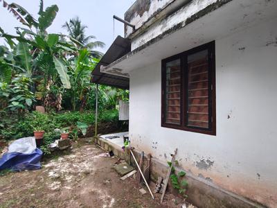 Balcony Image of 950 Sq.ft 3 BHK Independent House for sale in Valayanchirangara Kochi for Rs. 4000000
