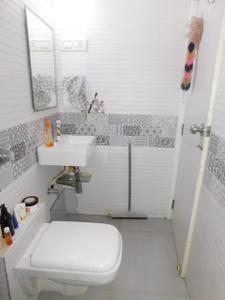 Bathroom Image of 1100 Sq.ft 3 BHK Apartment / Flat for sale in Andheri West Mumbai for Rs. 45000000