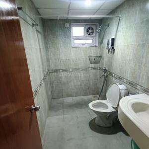 Bathroom Image of 1300 Sq.ft 2 BHK Apartment / Flat for rent in Prestige Palms, Whitefield Bengaluru for Rs. 51000