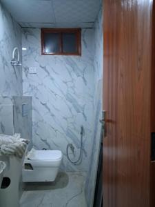 Common Bathroom Image of 1520 Sq.ft 3 BHK Apartment / Flat for sale in Sector 104 Noida for Rs. 7020000
