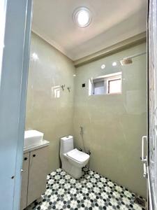 Bathroom Image of 750 Sq.ft 1 RK Independent House for rent in Goyla Vihar New Delhi for Rs. 13500