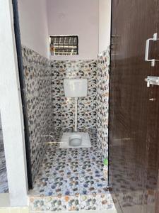 Bathroom Image of 1000 Sq.ft 2 BHK Apartment / Flat for rent in Husainganj Lucknow for Rs. 16000