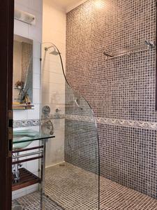 Common Bathroom One Image of 3300 Sq.ft 4 BHK Builder Floor for rent in DLF Phase 3 Gurgaon for Rs. 150000