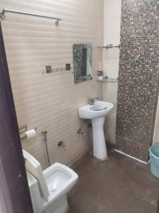 Bathroom Image of 900 Sq.ft 2 BHK Builder Floor for rent in Sector 46 Gurgaon for Rs. 32000