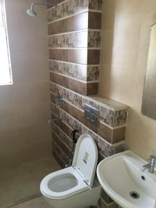 Bathroom Image of 800 Sq.ft 2 BHK Apartment / Flat for sale in Amistad, New Town Kolkata for Rs. 9000000