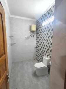 Bathroom Image of 2152 Sq.ft 2 BHK Builder Floor for rent in Gomti Nagar Lucknow for Rs. 25000