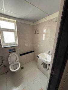 Bathroom Image of 1500 Sq.ft 2 BHK Apartment / Flat for sale in BPTP Discovery Park, Sector 80 Faridabad for Rs. 12500000