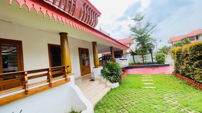 Balcony Image of 3600 Sq.ft 5 BHK Villa for sale in Aluva Kochi for Rs. 29000000