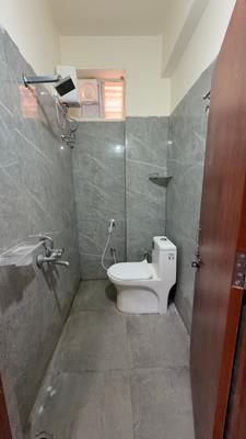 Bathroom Image of 900 Sq.ft 1 BHK Apartment / Flat for rent in Kondapur Hyderabad for Rs. 29000