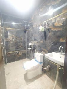 Bathroom Image of 900 Sq.ft 2 BHK Apartment / Flat for rent in Saket New Delhi for Rs. 25000