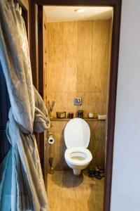 Bathroom Image of 1440 Sq.ft 3 BHK Apartment / Flat for sale in Adani Western Heights, Andheri West Mumbai for Rs. 51500000