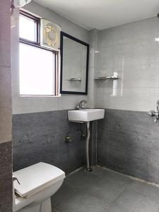 Common Bathroom Image of 540 Sq.ft 1 RK Builder Floor for rent in DLF Phase 4 Gurgaon for Rs. 18500