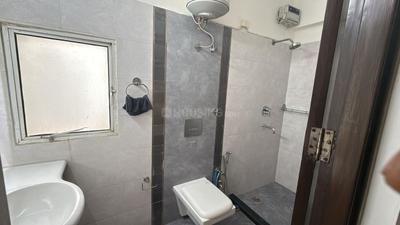 Bathroom Image of 1415 Sq.ft 3 BHK Apartment / Flat for rent in DLF Carlton Estate, Sector 53 Gurgaon for Rs. 80000