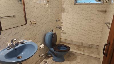 Bathroom Image of 1500 Sq.ft 1 BHK Builder Floor for rent in Greater Kailash II New Delhi for Rs. 43000